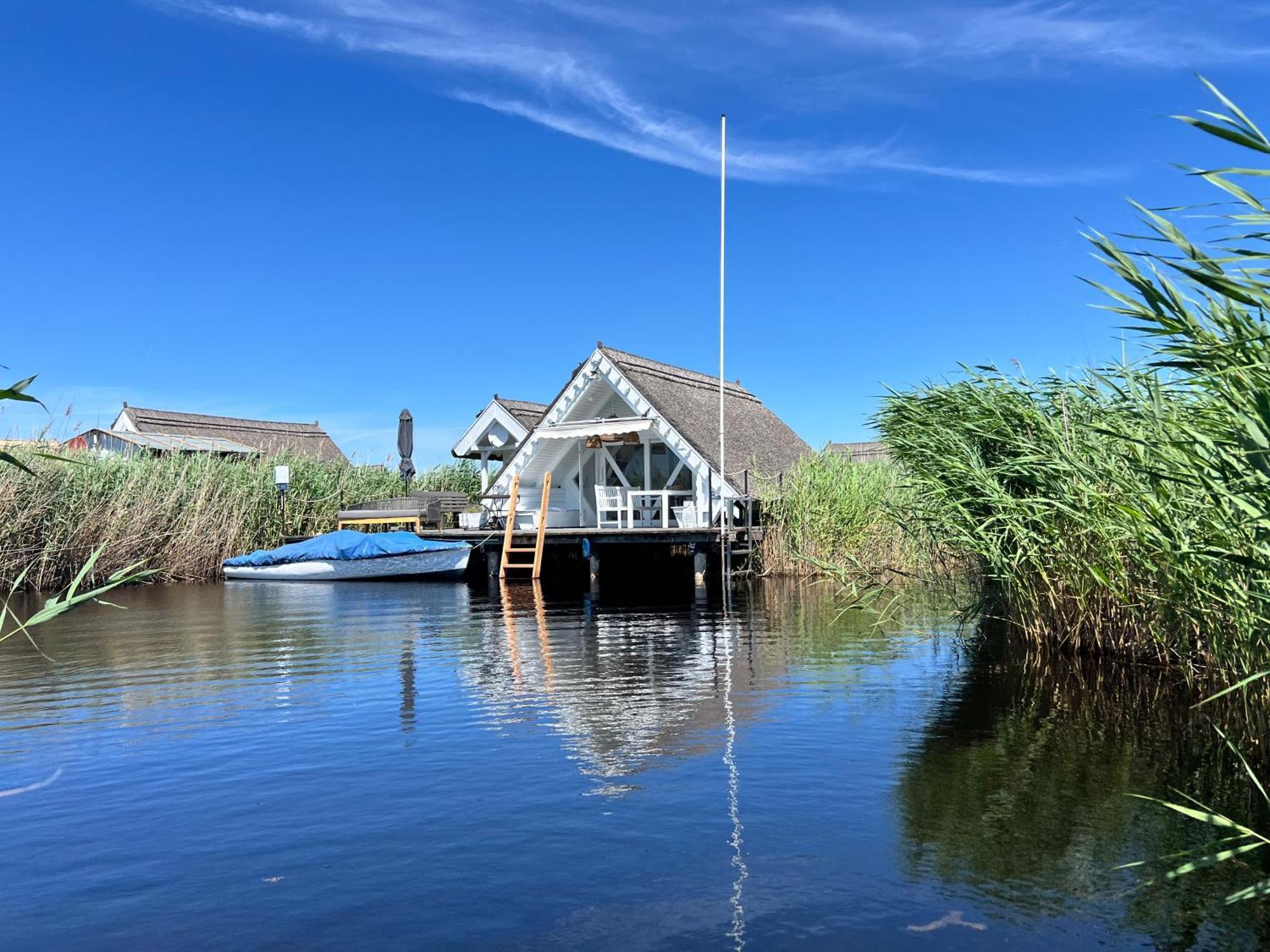 Seehuette Neusiedlersee - Seehaus Inklusive Elektroboot Руст Экстерьер фото