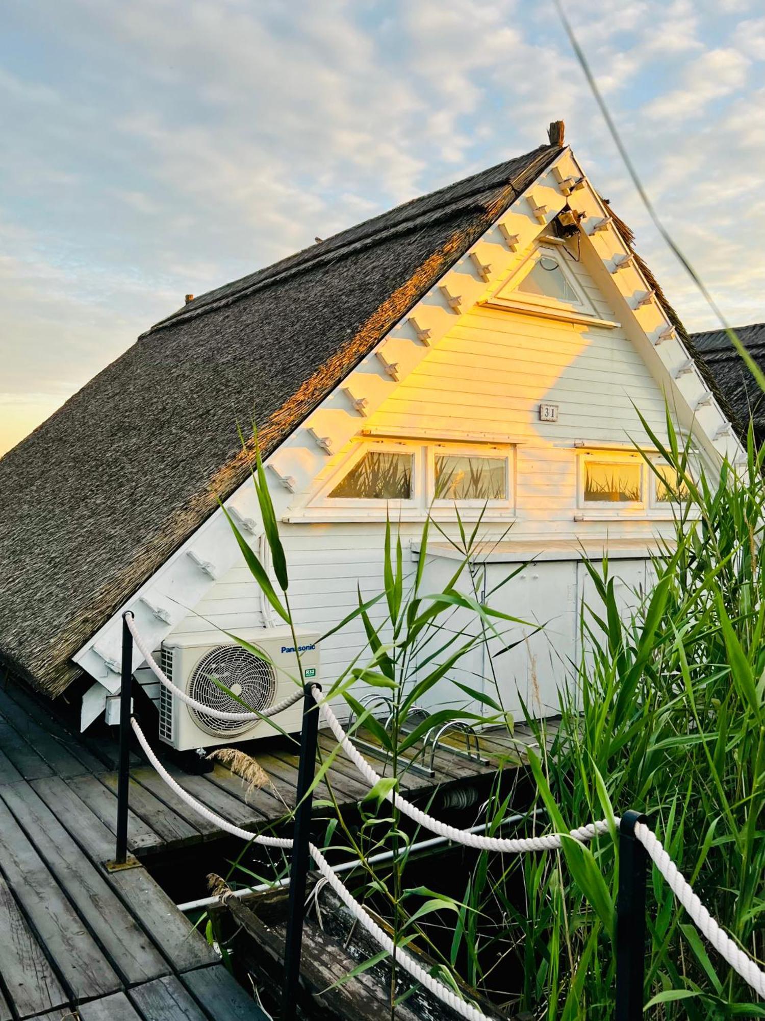 Seehuette Neusiedlersee - Seehaus Inklusive Elektroboot Руст Экстерьер фото